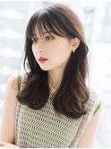 大人フェミニンレイヤーミディ × 透けバング