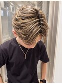 刈り上げセンターパート×外国人風ハイライト