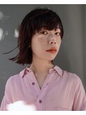 ワイドラウンドバングの前下がりボブ