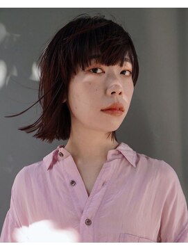 ブルートマト(BLUE TOMATO) ワイドラウンドバングの前下がりボブ