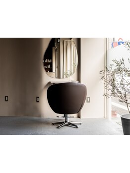 《美髪サポートで理想のスタイルに》温かみのある柔らかな空間で、大人女性の悩みに真摯に寄り添いご提案。