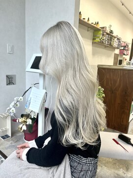 イニット 奈良新大宮(init.) 20代 30代 40代 ロング ハイトーン Wカラー シルキーベージュ