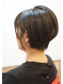 シャイニーソルン 生えぐせ補正ヘアリセッターとサイドバング前下がりショートボブ