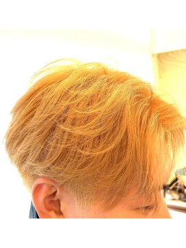 センターパート　フェザーウェーブ　ペールイエローベージュ