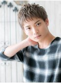 ハイトーンカラーのフェザーマッシュ束感ショートJ