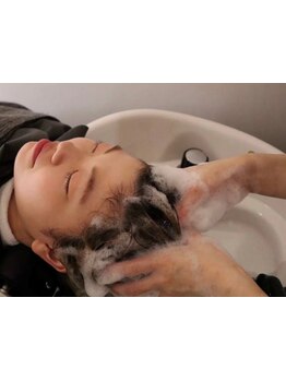 日々の疲れを解消する癒しのヘッドスパで頭皮の汚れを落とし、血行促進。地肌を整え健康的な美髪に♪