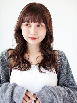 ガリカ 博多(Gallica) ぱっつん前髪にレイヤーカットでつくる束感ミディアムヘア