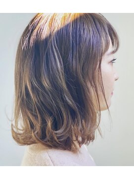 トゥットヘアー(Tutto hair) 柔らかいエアリーカールフェイスレイヤーミディアム