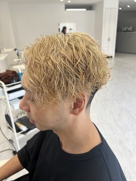 ヴェール(Veil) @センターパートスパイラルパーマフェード刈り上げブリーチ