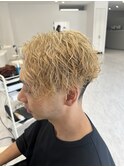 @センターパートスパイラルパーマフェード刈り上げブリーチ