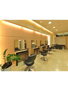 男女2人の明るいスタッフがお出迎え♪お客様とスタッフの距離が自然と深まる温かいアットホームサロン☆