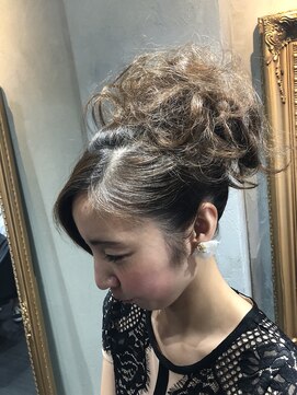 ヘアーシグネチャー(Hair Signature) 正統派のための「夜会巻き」フルアップスタイル
