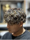 スパイラルパーマ　メッシュ　フェード　ブリーチ　メンズ