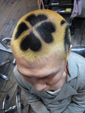 トリックストア(TRICK STORE) 金髪刈り上げにカラーアート