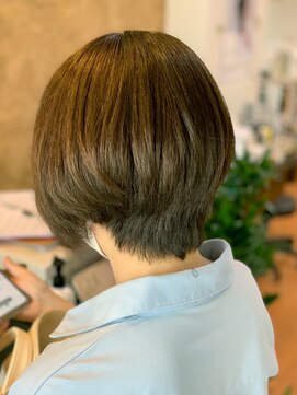 アークスヘアー 小顔見せで大人かわいい☆暗髪×前下がりフェミニンショート