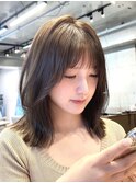 コテ巻きパーマ流し前髪大人ヘアモテ髪オフィスヘア