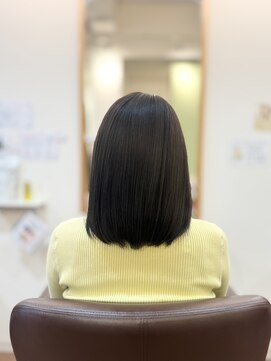 ヘアー グリーン(hair green) サラツヤ髪で落ち着きと大人っぽさを演出ミディアムボブスタイル