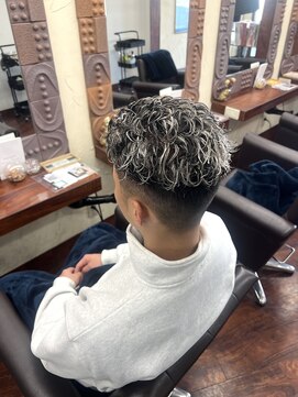 ラルム(LaRmE) バッチバチのホワイトハイライト、オールバックパーマ