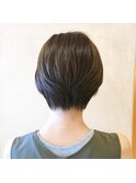 【morio鶴瀬】20代30代丸み耳掛けショートネイビーカラー