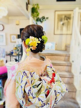 美容室 ティンカーベル シニヨンヘア