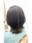 丸みふんわり外ハネミディアムくびれレイヤースタイル