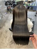 巻かずに目を引く艶髪に