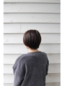 落ち着いたブラウンのショートボブ