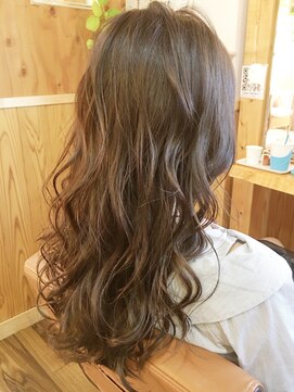 ララテラス(LaLa Terrace) ハイアッシュベージュ×大人かわいいスパイラル無造作ウェーブ