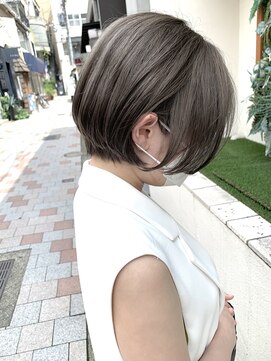 アフロートpd+ KOBE(AFLOATpd+) 10代20代30代前下がり丸みショート×シルバーグレージュ