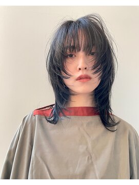 ホロ(hollo) ミディアムレイヤーロングウルフカットブルーブラック