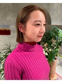 くすみベージュマロンベージュ前下がりボブフェザーショートヘア