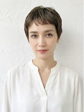シオミエイチ 垂水(shiomi H) 【セシルカット】自然な立体感が美しい白髪ぼかしの上品スタイル