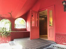 ヘアーメイクジェンテ(hair make gente)の雰囲気（赤い外観が目印です。）