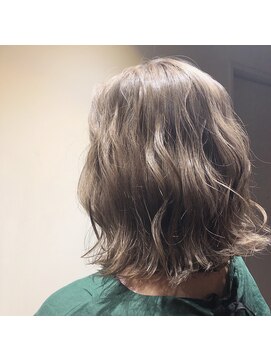 マギーヘア(magiy hair) ホワイトベージュ