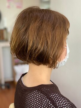 アークスヘアー オレンジアッシュヘルシーレイヤーの無造作カール×前下がりボブ