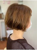 オレンジアッシュヘルシーレイヤーの無造作カール×前下がりボブ