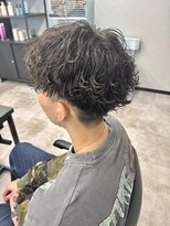 コードバイケンジ 戸塚(CODE by KENJE)&nbsp;波巻きスパイラルパーマで作る“無造作×男らしさ”スタイル