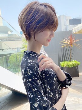 アンド ストーリーズ(&STORIES) 大人可愛い前髪ありのひし形耳掛けショートボブ　20代30代40代