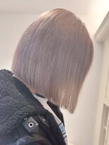 5711ミルクティーアッシュハイトーンカラー切りっぱなしボブ