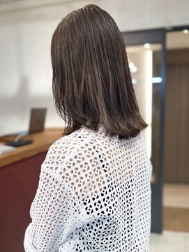 アトリエ(atelier.) 外ハネミディ　オリーブグレージュ　顔周りカット　艶ストレート