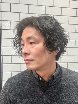 ミスターマウントロックバーバーショップ(MR.MT.ROCK BARBER SHOP) ミディアムパーマ センターパート