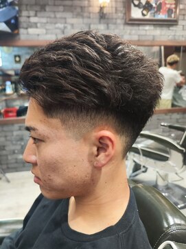 スリーセント 栄(3/cent) くせ毛を活かしたオールバックフェード