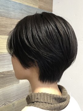 ルーツ(roots) 清潔感のあるストレート黒髪ショート