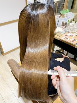 プラグ バイ ネオリーブ(plug by neolive) 髪質改善　美髪　艶髪　酸熱トリートメント【m i o.】