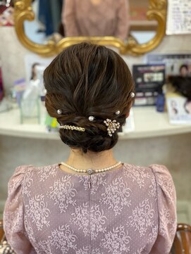 美容室 ティンカーベル シニヨンヘア