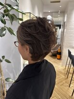ミセスショートヘア白髪ぼかしグレイヘア