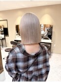 ハイトーン×ミルクティーベージュ×切りっぱなしボブ