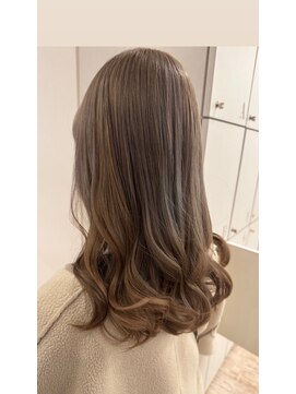 サリュー バイ イザ(Salut by IZA) ベージュカラー似合わせカットセミロング韓国風巻き