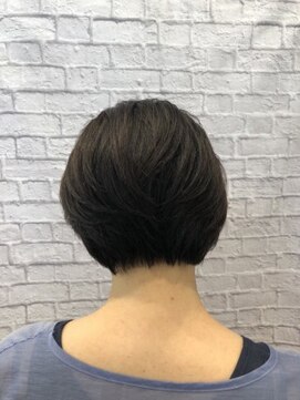 ミーティア バイ クアトロ(Meteor By QUATRO) 首元のラインがくっきり綺麗なショートスタイル