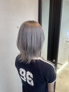 アコ(Aco) レイヤーカット+淡いシルバーカラー